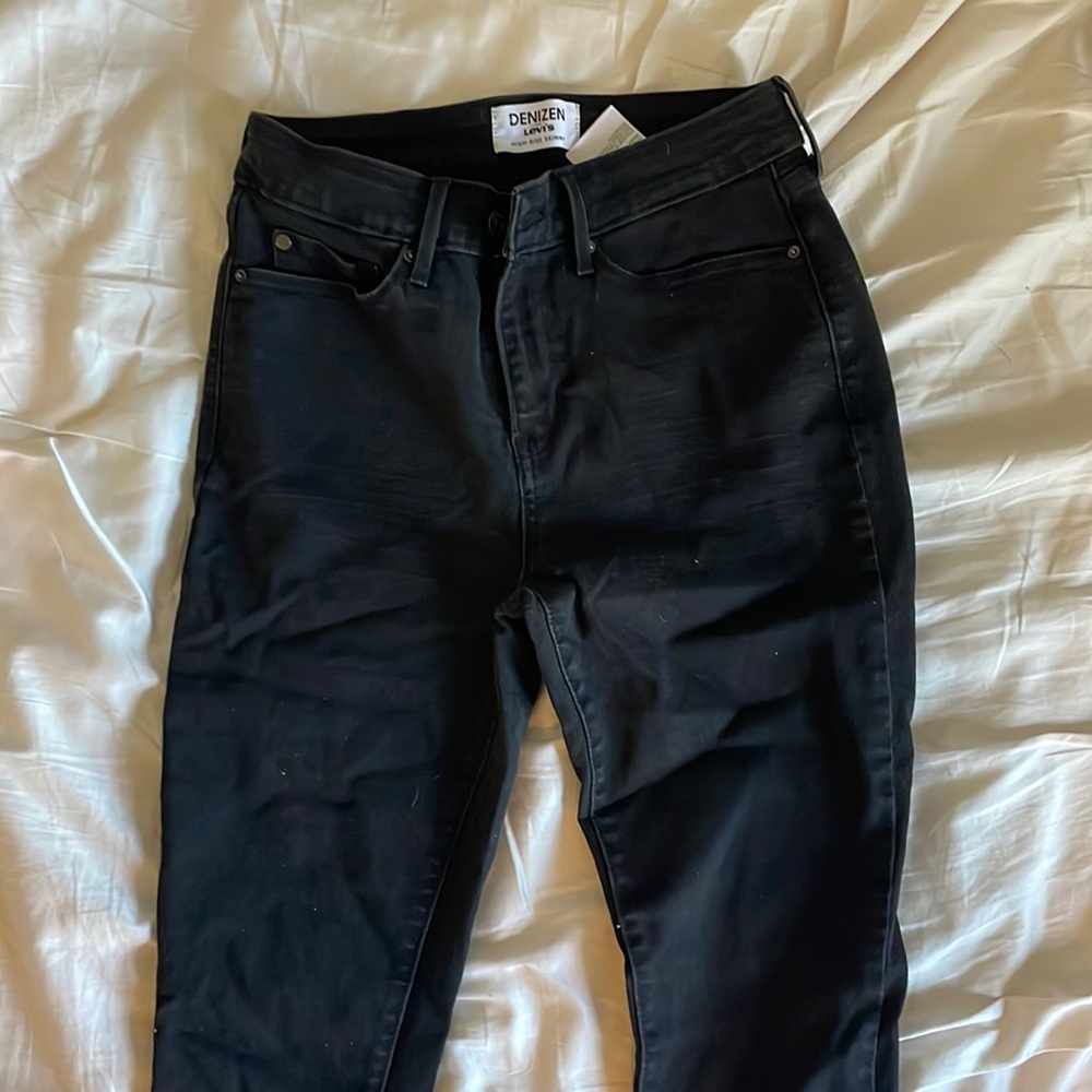 Women’s size 28 Levi high rise skinny jeans